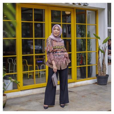 15 Inspirasi padu padan batik dengan hijab, simpel dan elegan