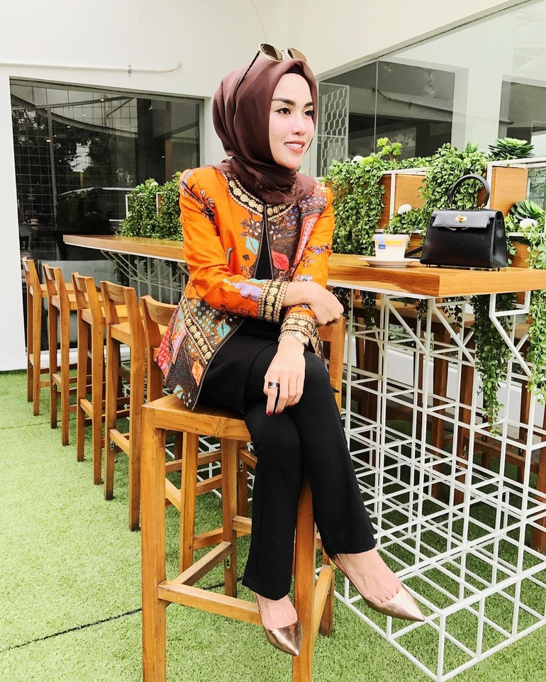 15 Inspirasi padu padan batik dengan hijab, simpel dan elegan
