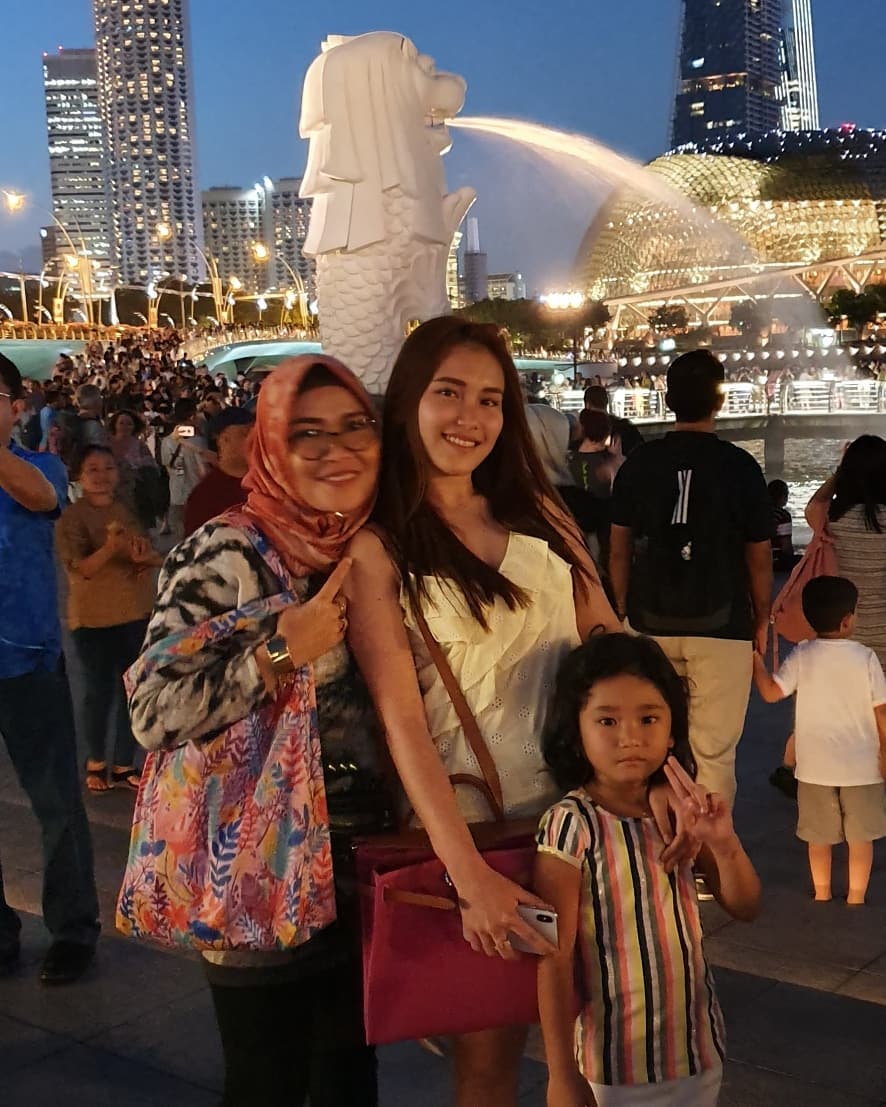 8 Potret Ayu Ting Ting liburan di Singapura, gayanya jadi sorotan