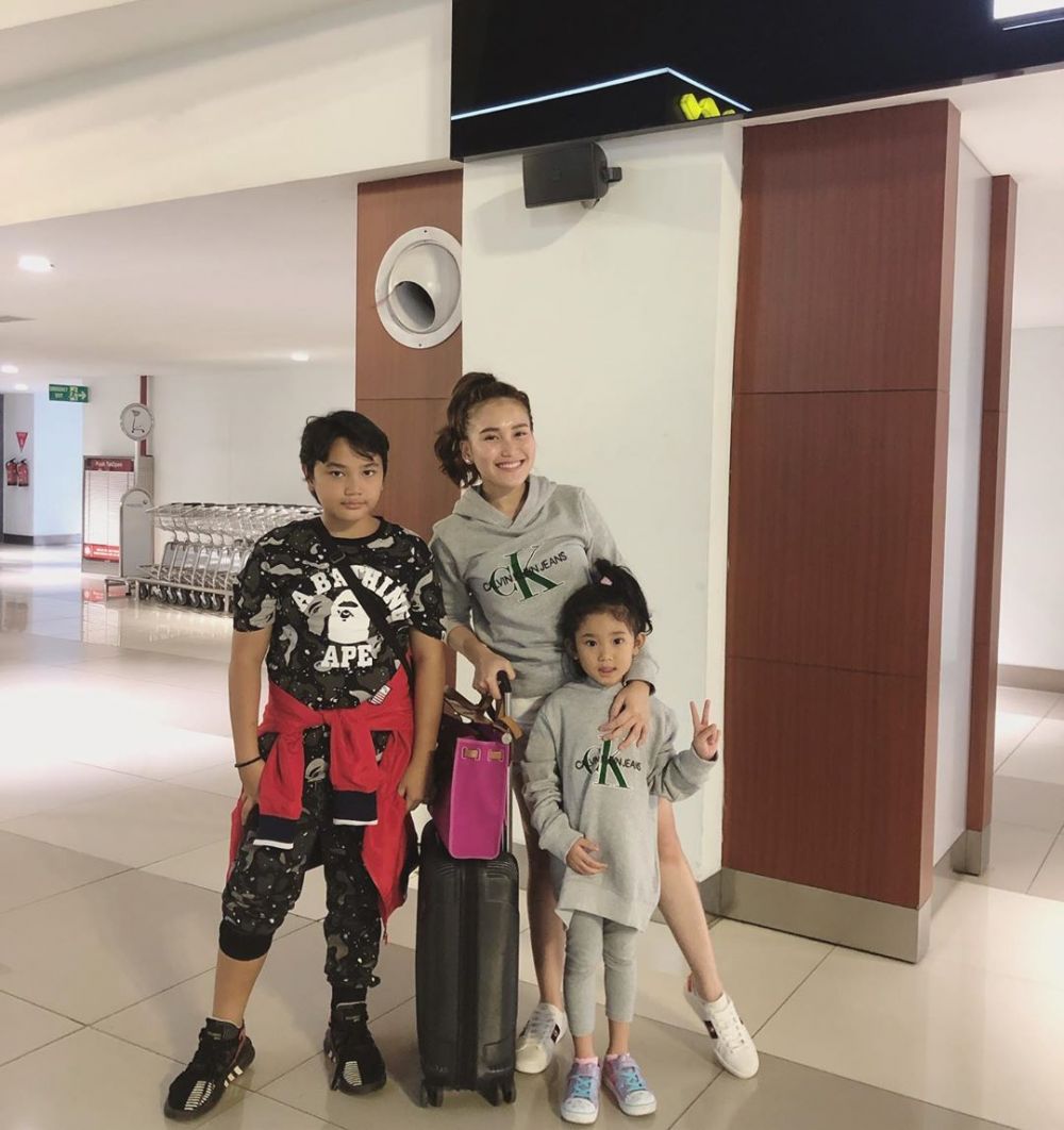 8 Potret Ayu Ting Ting liburan di Singapura, gayanya jadi sorotan