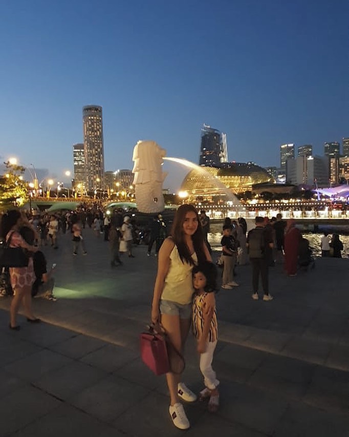 8 Potret Ayu Ting Ting liburan di Singapura, gayanya jadi sorotan