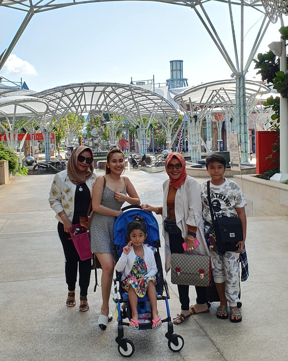 8 Potret Ayu Ting Ting liburan di Singapura, gayanya jadi sorotan