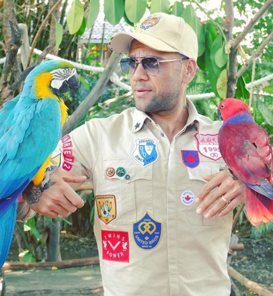 12 Potret liburan seru Dani Alves dan istri di Bali, foto bareng satwa