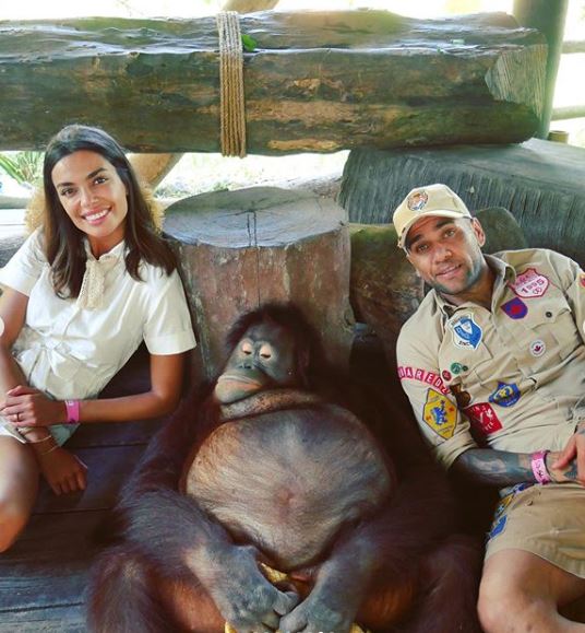 12 Potret liburan seru Dani Alves dan istri di Bali, foto bareng satwa