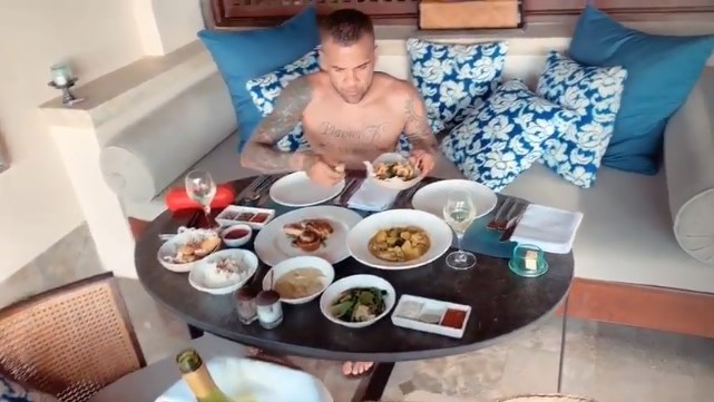 12 Potret liburan seru Dani Alves dan istri di Bali, foto bareng satwa