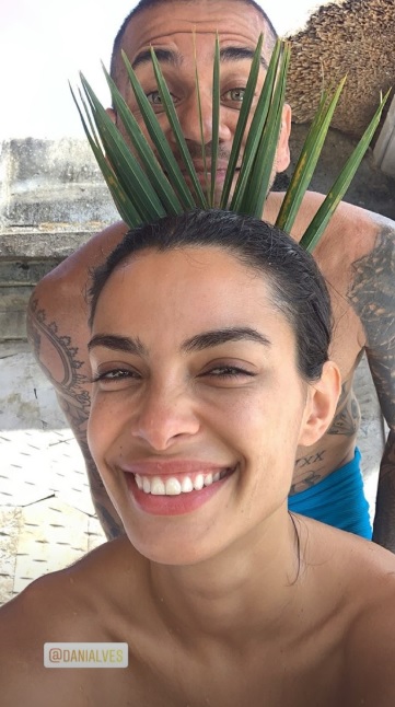 12 Potret liburan seru Dani Alves dan istri di Bali, foto bareng satwa