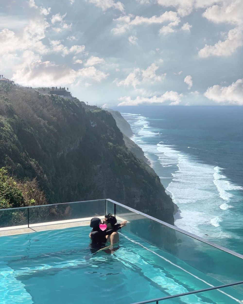 Unggah foto ciuman bareng suami, postingan Rachel Vennya jadi sorotan