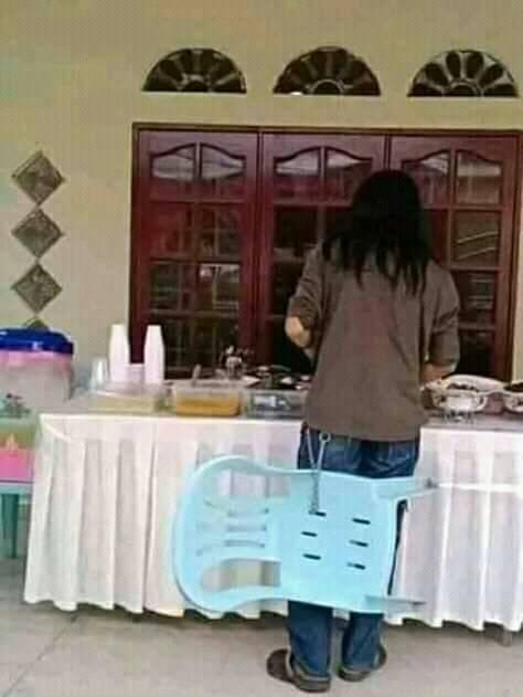 7 Gaya busana orang Indonesia di tempat umum ini tak biasa, kocak!