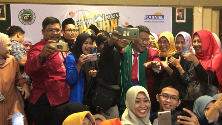 8 Momen Hotman Paris di ponpes Lirboyo, diberi surban & dipanggil Gus