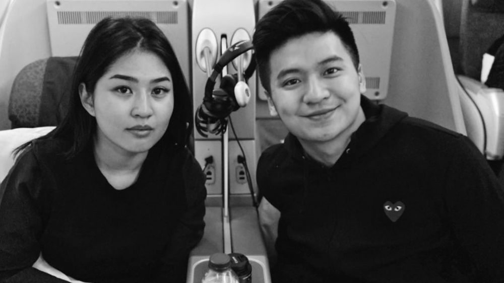 7 Potret romantis Rius Vernandes & Elwi, viral karena Garuda Indonesia