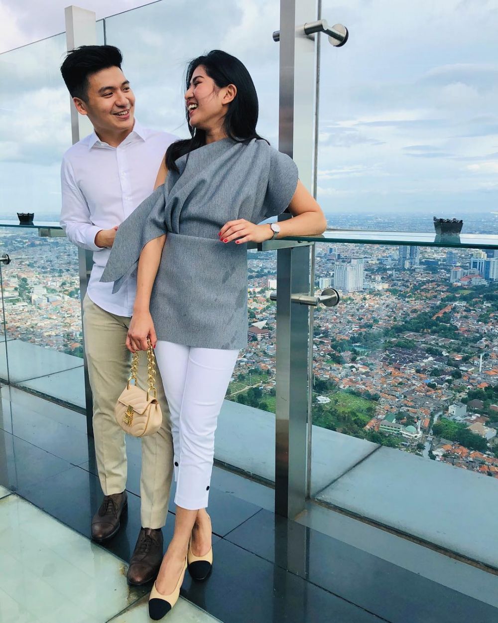 7 Potret romantis Rius Vernandes & Elwi, viral karena Garuda Indonesia
