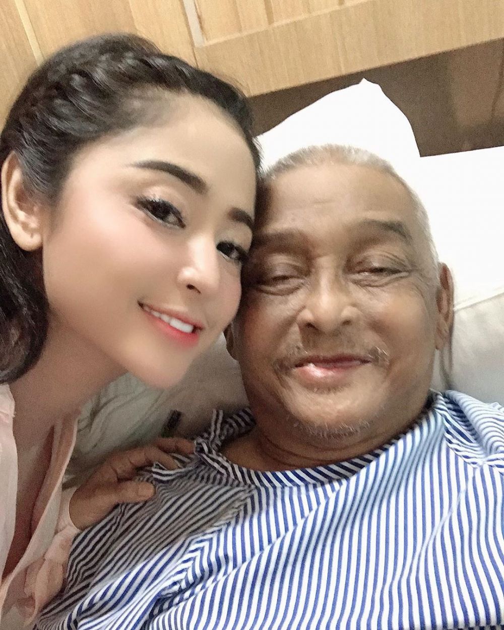 Ungkapan haru Dewi Perssik usai jalani wasiat ayah damai dengan Meldi