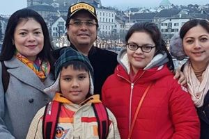 Potret akur 3 seleb bareng istri pertama suami, kompak abis