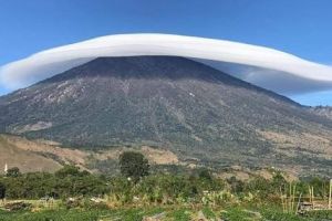 Gunung Rinjani 'bertopi' jadi penanda gempa, ini fakta ilmiahnya