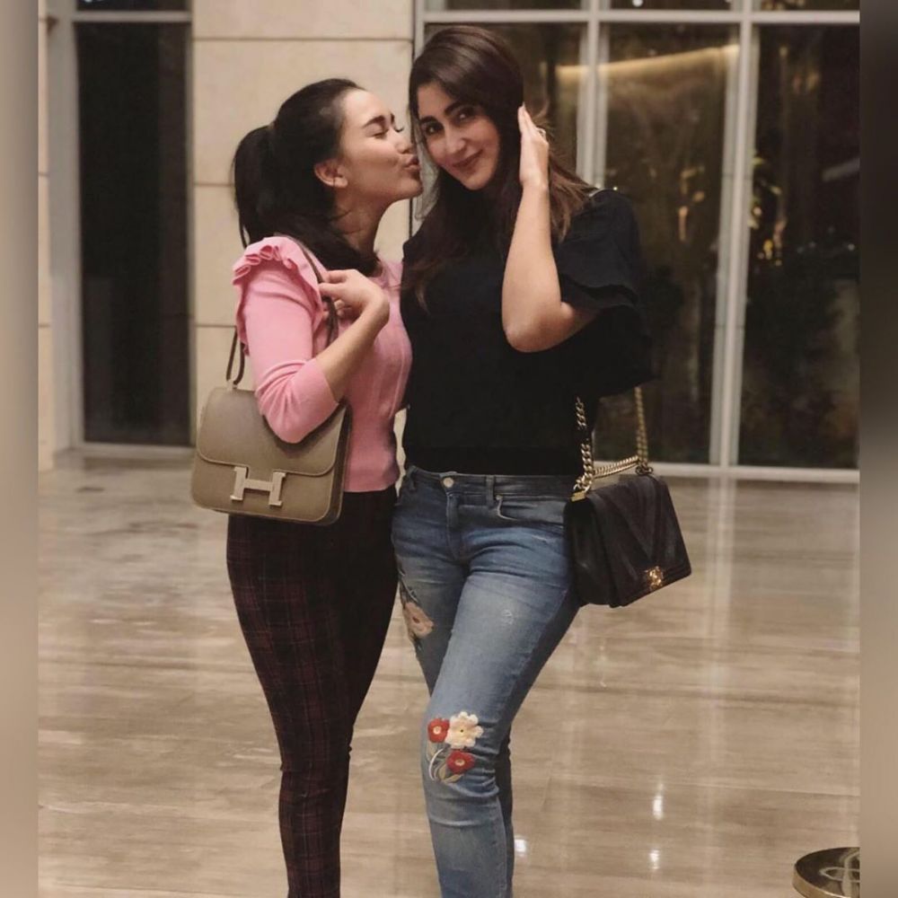 10 Potret kompak Tania Nadira & Ayu Ting Ting, bak saudara kandung