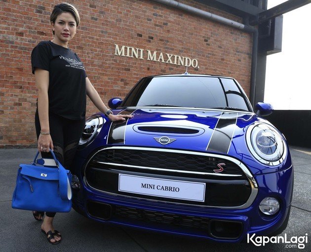 9 Potret Nikita Mirzani pamer mobil limited edition, kado untuk anak