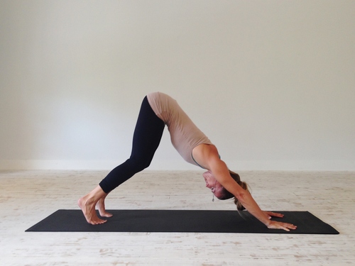 7 Pose yoga ini cocok untuk atasi radang sendi