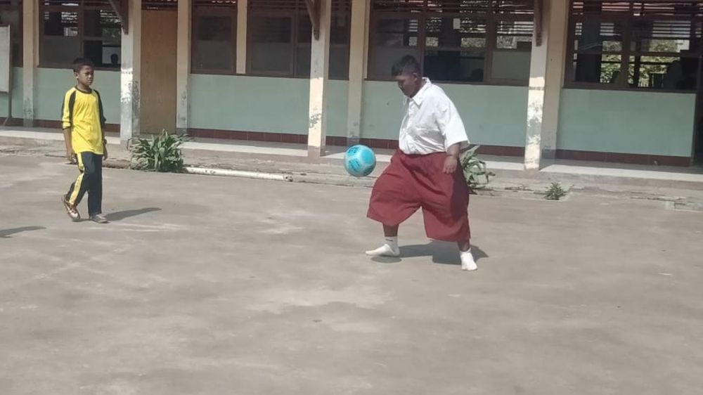 Ingat bocah obesitas Arya Permana? Kini sudah bisa main bola