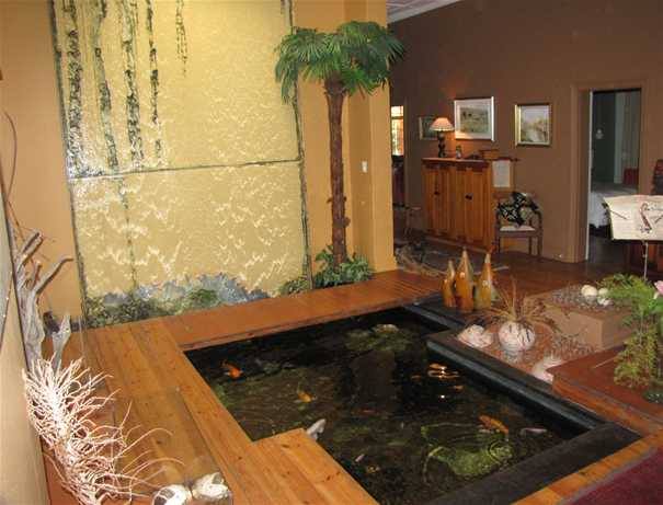 15 Desain  kolam ikan di dalam rumah bikin ruangan makin adem