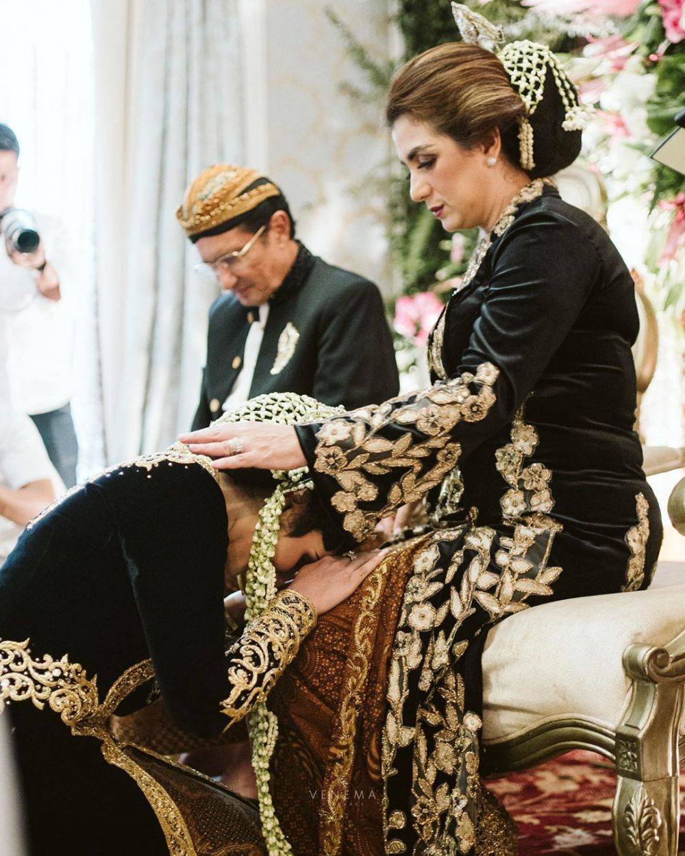 8 Momen sungkeman Tania Nadira, dirias jadi pengantin Jawa