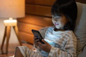 Bukan dicoret wajahnya, ini cara agar anak tak kecanduan gadget