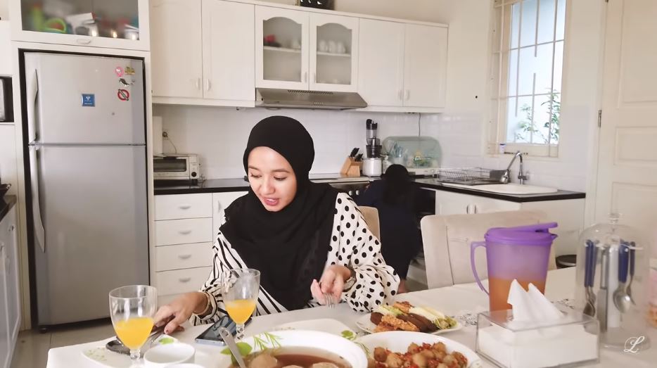 10 Potret rumah Titi Kamal, mewah berkonsep vila