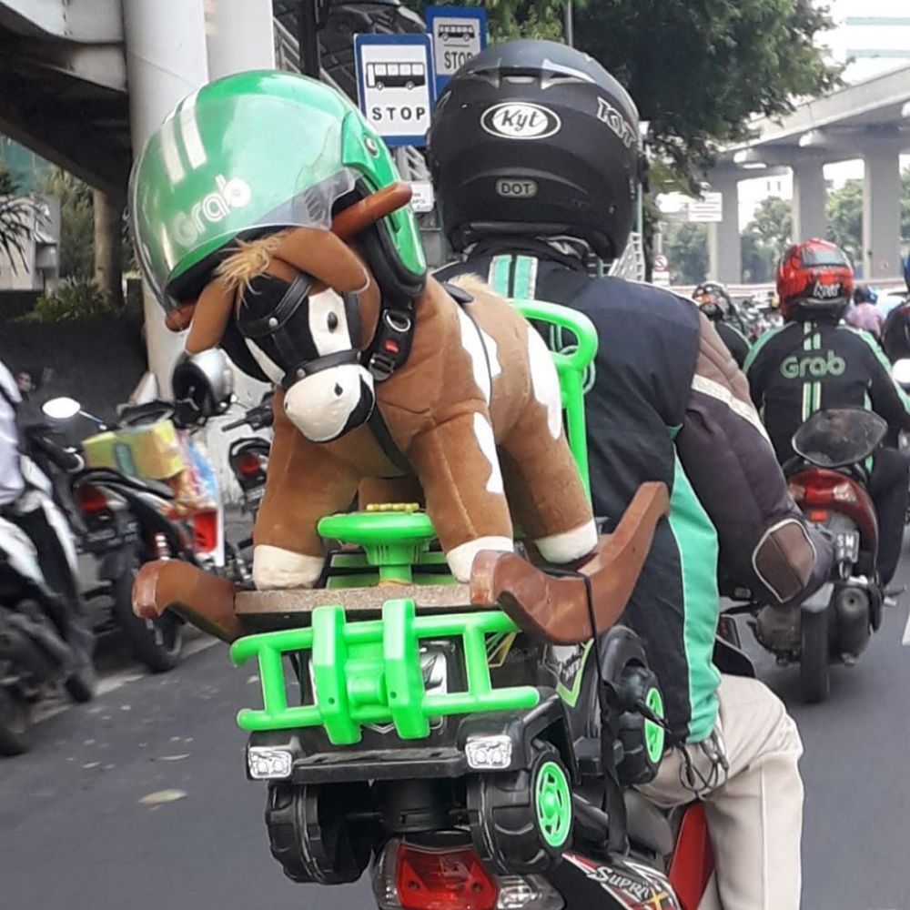 9 Barang bawaan driver ojek online, bikin pengendara tepuk jidat