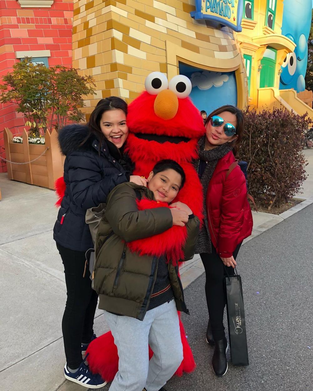 9 Potret kedekatan Cut Keke dan anak tirinya, bak ibu kandung