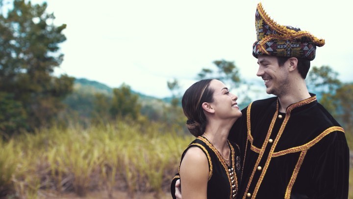 10 Foto pernikahan pemeran 'The Flash' dengan gadis Borneo