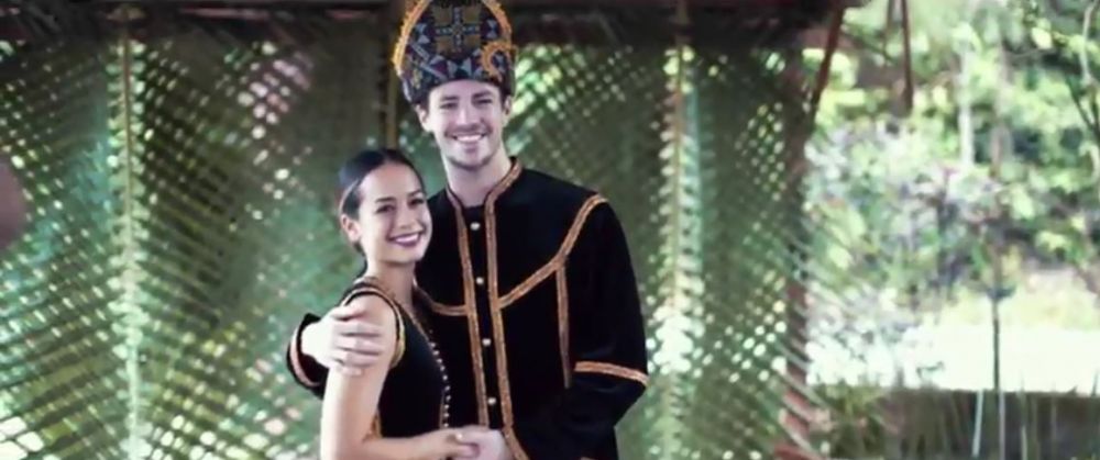 10 Foto pernikahan pemeran 'The Flash' dengan gadis Borneo