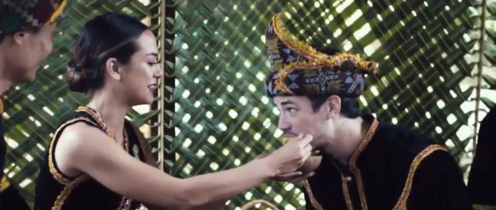 10 Foto pernikahan pemeran 'The Flash' dengan gadis Borneo
