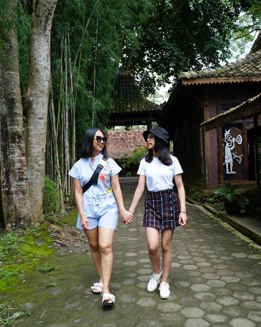 Intip 7 outfit kasual Naura, putri Nola B3 yang cantik & stylish