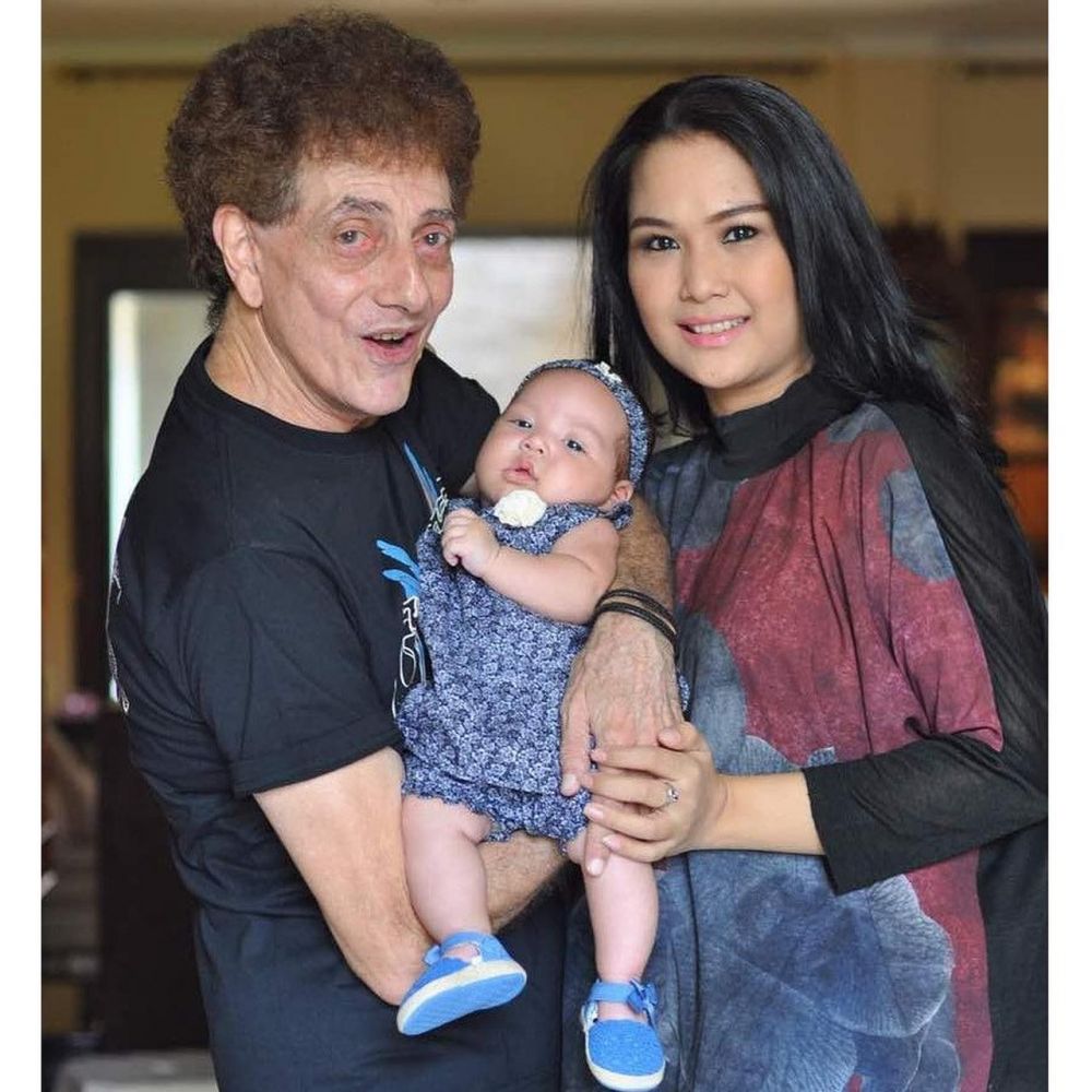 8 Momen mesra Ahmad Albar dan istri yang beda usia 37 tahun