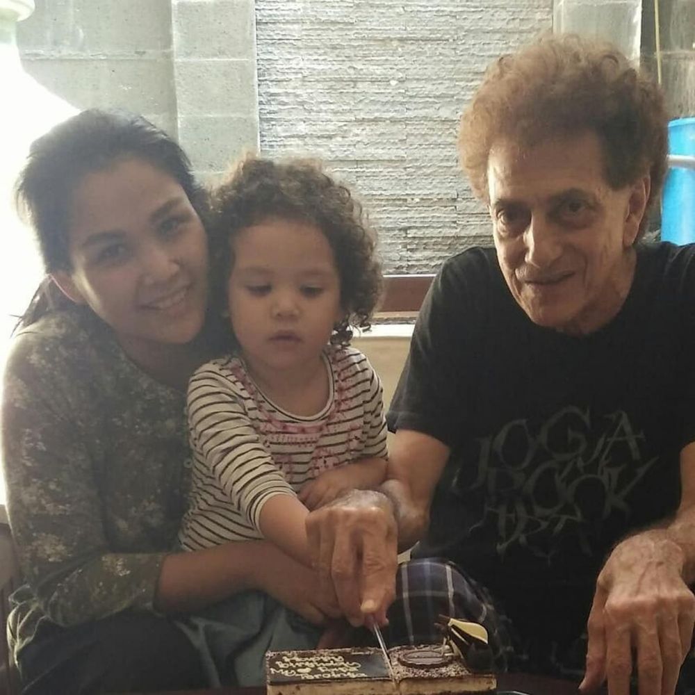 8 Momen mesra Ahmad Albar dan istri yang beda usia 37 tahun