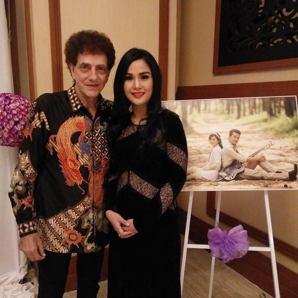 8 Momen mesra Ahmad Albar dan istri yang beda usia 37 tahun