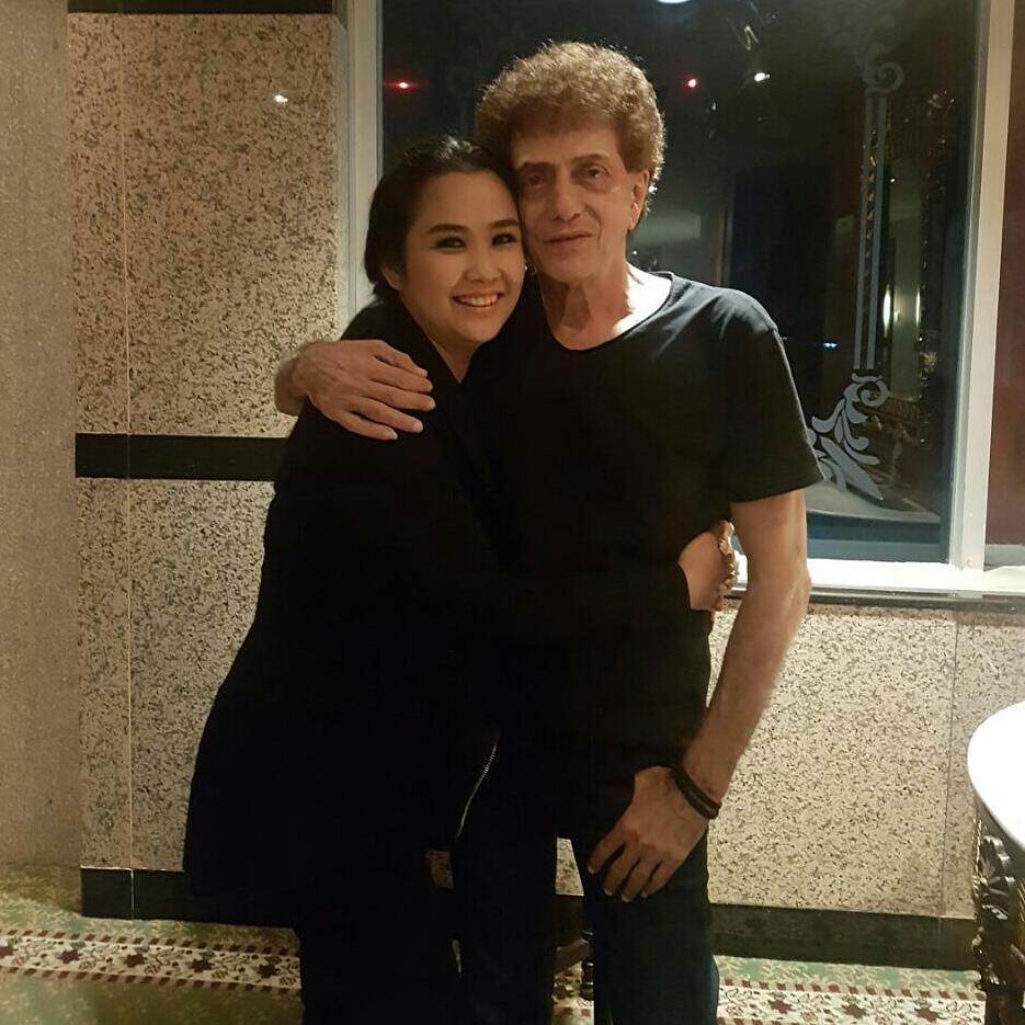 8 Momen mesra Ahmad Albar dan istri yang beda usia 37 tahun