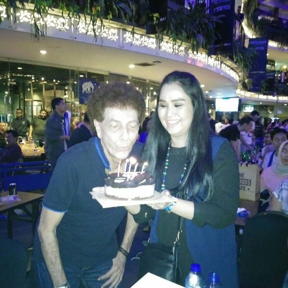 8 Momen mesra Ahmad Albar dan istri yang beda usia 37 tahun