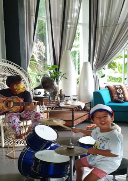 5 Anak seleb ini punya fasilitas berlatih musik mewah di rumah