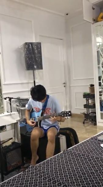 5 Anak seleb ini punya fasilitas berlatih musik mewah di rumah