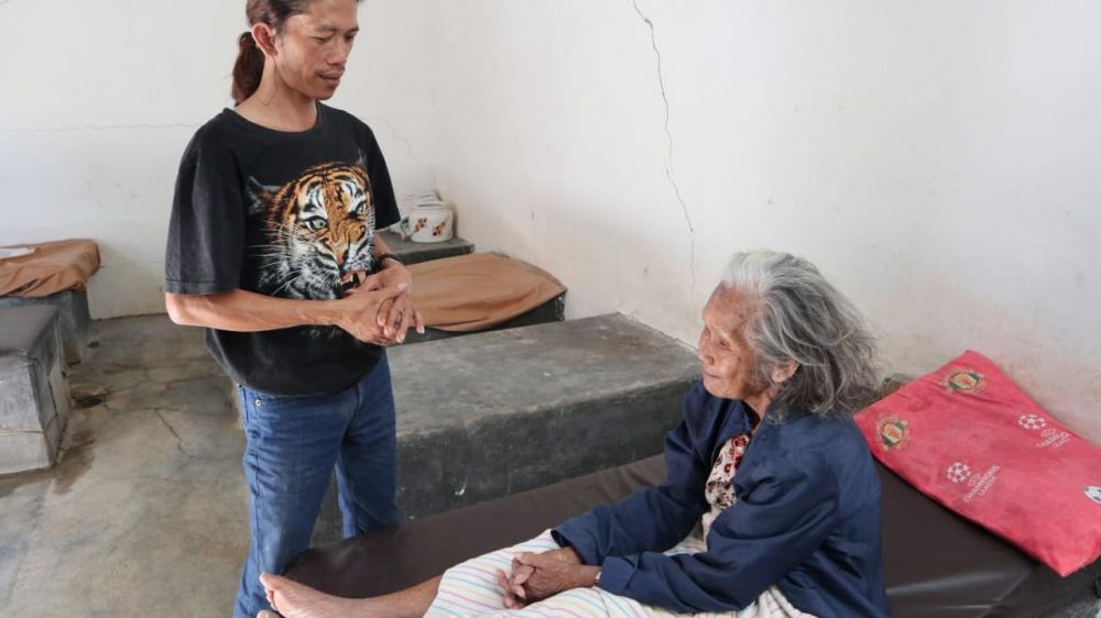 Kisah mantan pemulung tampung ratusan lansia di rumah, penuh haru
