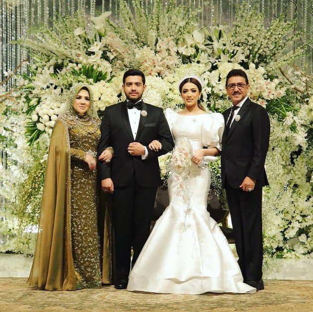 7 Potret resepsi pernikahan cucu Elvy Sukaesih, konsepnya mewah