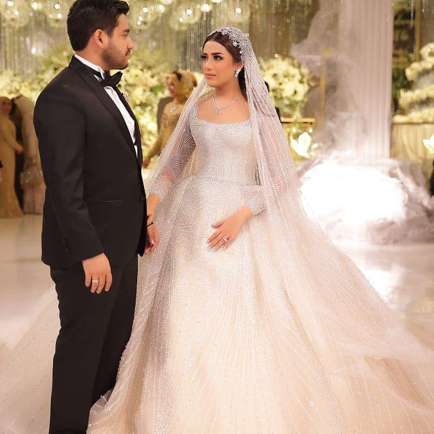 7 Potret resepsi pernikahan cucu Elvy Sukaesih, konsepnya mewah