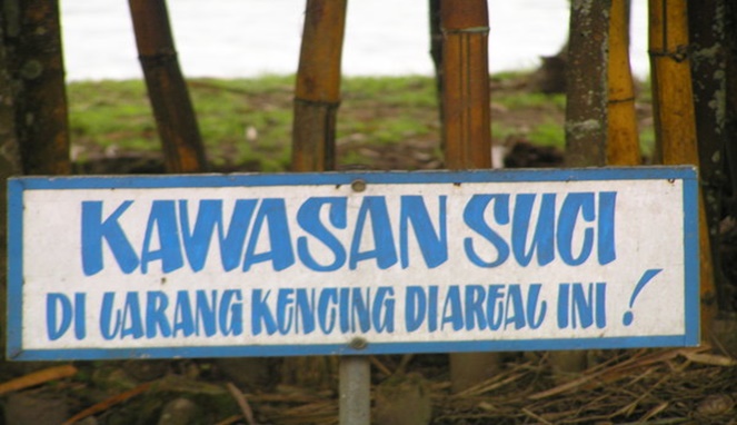 8 Larangan pipis sembarang tempat ini kocaknya bikin tepuk jidat