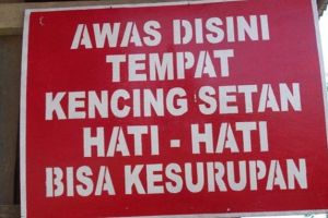 8 Larangan pipis sembarang tempat ini kocaknya bikin tepuk jidat