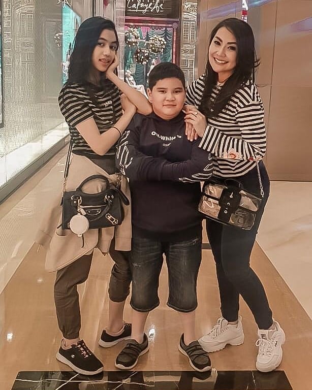 Izinkan ketemu anak, 4 seleb ini beri syarat khusus untuk mantan