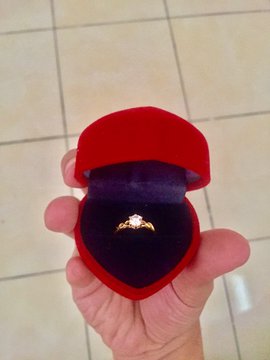 Lamaran ditolak, pria ini beri cincinnya untuk orang yang butuh