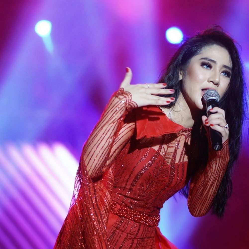 6 Fakta penyanyi 'Ikan Asin' Bella Nova curi perhatian Hotman Paris