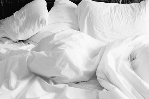 5 Manfaat tidur dengan selimut untuk kesehatan