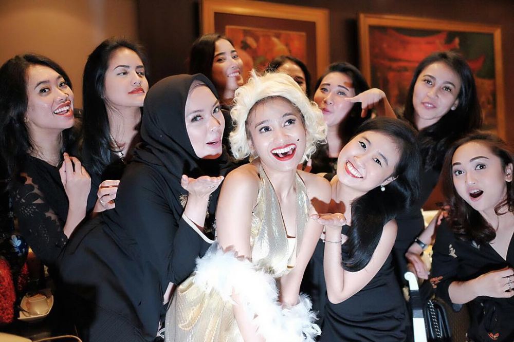 Potret 8 seleb bermuka cemong saat bridal shower, totalitas abis