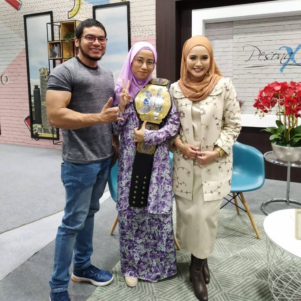 7 Pesona Nor Diana, pegulat 'smackdown' berhijab di luar ring